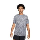 Remera deportiva Nike Stride Dri-FIT ADV, color gris jaspeado, de manga corta y cuello redondo.