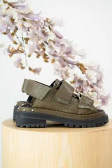 Sandalias de cuero color verde oliva con suela track y hebillas plateadas.