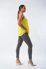 Musculosa amarilla de satén con breteles finos y escote en V.