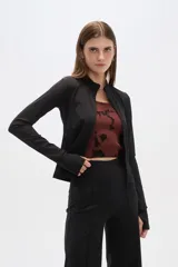 Campera verde oliva de calce al cuerpo y manga larga, con cierre frontal y cuello mao.