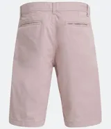 Bermuda masculina de sarga color rosado, con corte recto y bolsillos laterales.