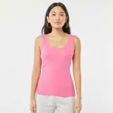 Musculosa rosa de punto canalé con escote redondo y sisas anchas.