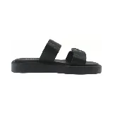 Sandalias negras con plataforma y dos tiras anchas con hebillas plateadas.