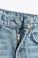 Pantalón de jean negro de tiro alto, corte recto, con cinco bolsillos y cierre frontal con cremallera y botón metálico.