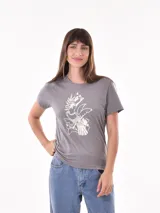 Remera gris con estampado de un pez koi blanco.