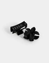 Set de dos broches para el pelo color negro: uno rectangular y otro con forma de flor hawaiana.