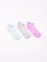 Pack de tres pares de soquetes tobilleros en colores celeste, gris y lila, con detalle de ribete en contraste.