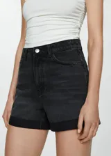 Short de jean negro con tiro alto, corte mom fit, cinco bolsillos, cierre con cremallera y botón, y ruedo con dobladillo.