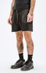 Short de baño negro con bolsillos laterales y traseros, cintura elástica con cordón ajustable.