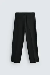 Pantalón de vestir color beige, corte wide fit, con cintura elástica, pliegues frontales, bolsillos laterales y traseros de vivo.