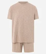 Conjunto de pijama corto para hombre, compuesto por una remera de manga corta con cuello redondo y un short con cintura elástica y cordón de ajuste. El tejido es malla flameada con efecto mezcla en tono verde claro.