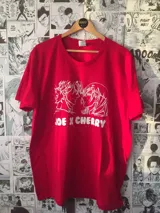 Remera roja con estampado frontal de dos personajes de anime y el texto "Joe x Cherry" en blanco.