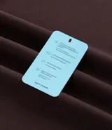 Remera deportiva marrón de corte clásico, cuello redondo y mangas cortas. Confeccionada en tejido de poliéster y modal con tecnología Dry, que facilita la transpiración. Presenta un pequeño estampado con lettering en el pecho.