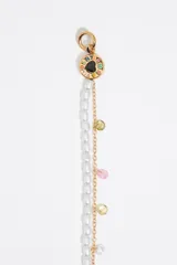 Pulsera doble con una hilera de perlas y otra de cadena dorada con cristales de colores.