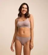 Bombacha de bikini celeste con textura acanalada y laterales de grosor medio.