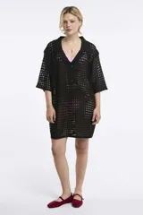 Vestido tejido calado negro con cuello camisero y manga corta.