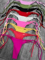 Bombacha de bikini colaless con tiras para atar a los costados y detalle de puntilla en la parte superior.