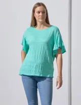 Blusa color verde agua de algodón texturado, marca Ruby Rd. De manga corta con terminación amplia y cuello redondo.