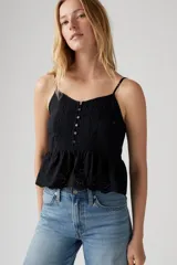 Blusa negra con breteles finos, escote en V, detalle de encaje en el frente y volado con calado en el ruedo.