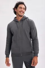 Campera deportiva gris oscuro con capucha y cierre frontal.