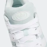 Championes Adidas Forum 2000, color celeste con detalles en blanco. Confeccionados en gamuza, nylon y malla, con cordones gruesos y las tres rayas clásicas de Adidas en los laterales.