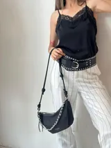 Musculosa negra de breteles finos con detalle de encaje en el escote.