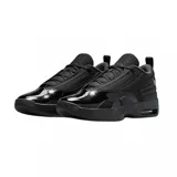 Championes Jordan Max Aura 6 color negro, con detalles en charol y logo Jumpman en el lateral.