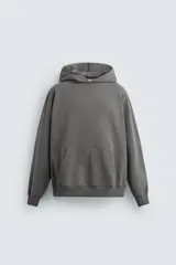 Sudadera con capucha gris confeccionada en tejido de algodón con interior de rizo, manga larga, bolsillo tipo canguro y terminaciones en rib.