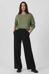 Buzo verde militar con efecto desgastado, cuello redondo, manga larga y un gran estampado de estrella en el frente.