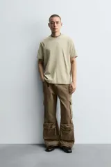 Pantalón cargo relaxed fit confeccionado en denim color marrón. Cuenta con bolsillos frontales, traseros de plastrón y multifunción en perneras. Tiene efecto lavado, bajo ajustable con trabilla y cierre frontal con cremallera y botón.