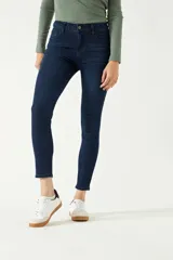 Jean skinny negro de tiro alto y largo a los tobillos, confeccionado en algodón con elastano.