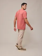 Remera celeste de algodón con cuello redondo y bolsillo en el pecho.