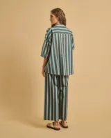 Camisa a rayas verticales grises, azules y verdes, con cuello clásico, escote en V, manga corta y corte holgado.