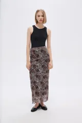 Falda midi de corte recto con estampado animal print en tonos grises y negros.