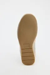 Zapatillas deportivas estilo running, con combinación de colores en la parte trasera y lateral. Cierre con cordones y suela en contraste.