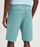 Bermuda masculina de sarga color rosado, con corte recto y bolsillos laterales.