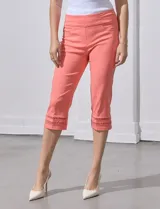 Pantalón capri blanco de gabardina elastizada con bolsillos simulados, pretina ancha, corte recto y detalle de puntilla en el ruedo.