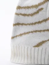Gorro de lana blanco con diseño de líneas onduladas color dorado y pompón blanco en la parte superior.