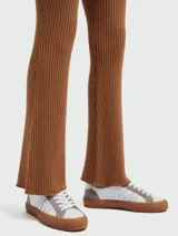 Zapatillas deportivas urbanas Moncler modelo Mónaco, color blanco con detalles en gris y suela de goma color caramelo.