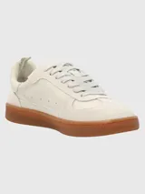 Zapatillas deportivas de cuero color blanco hueso con detalles en gamuza y suela de goma color caramelo.