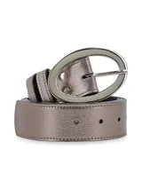 Cinturón color plomo con hebilla ovalada plateada.