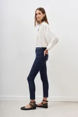 Jean slim azul oscuro de tiro alto, confeccionado en algodón y elastano.