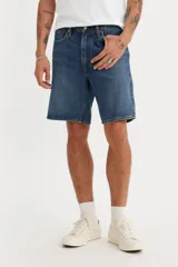 Bermuda de jean azul de corte amplio.