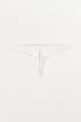 Tanga de encaje negro con tiro medio y cintura elástica.