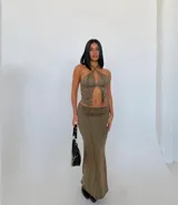 Conjunto de top halter y falda larga marrón con textura.