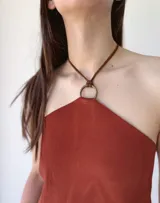 Top color terracota con cuello halter y espalda descubierta.