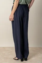 Pantalón italiano de lino azul marino, de corte amplio, con cintura elastizada y cordón ajustable.