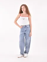 Musculosa color beige con tirantes finos y estampado de cerezas.