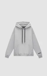Hoodie gris de frisa premium con capucha ajustable, corte oversize y puños elastizados.