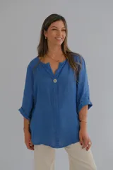 Blusa celeste jean de lino con escote en V y manga 3/4.